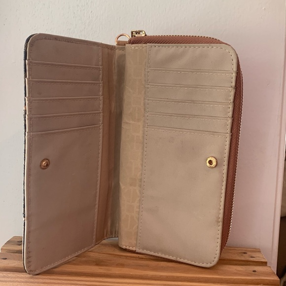 Women’s Wallet - Picture 2 of 2